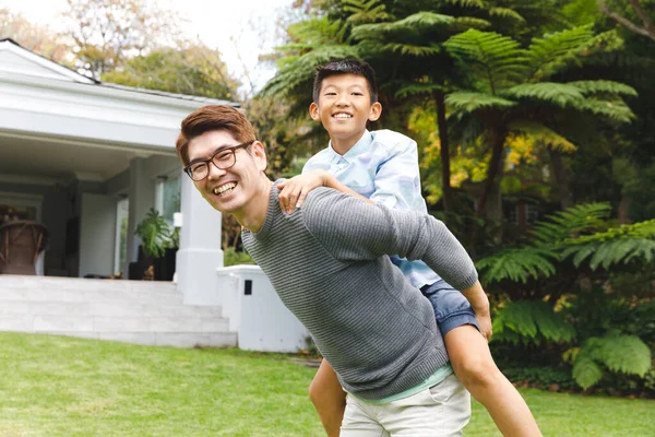 Portret Van Een Gelukkige Aziatische Vader Die Zijn Zoon Droeg — Stockfoto