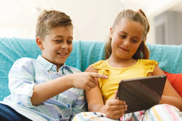 Feliz Irmão Irmã Caucasianos Sentados Sofá Usando Tablet Sala Estar — Fotografia de Stock