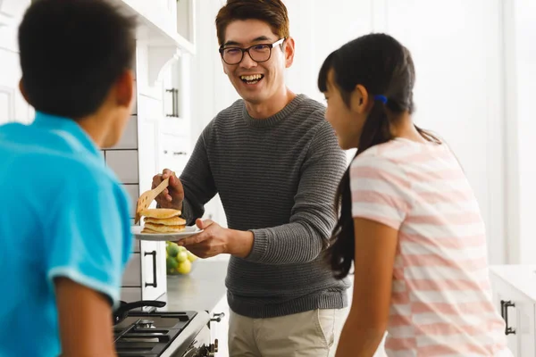 Sorridente Padre Asiatico Che Tiene Frittelle Preparare Colazione Con Figlio — Foto Stock