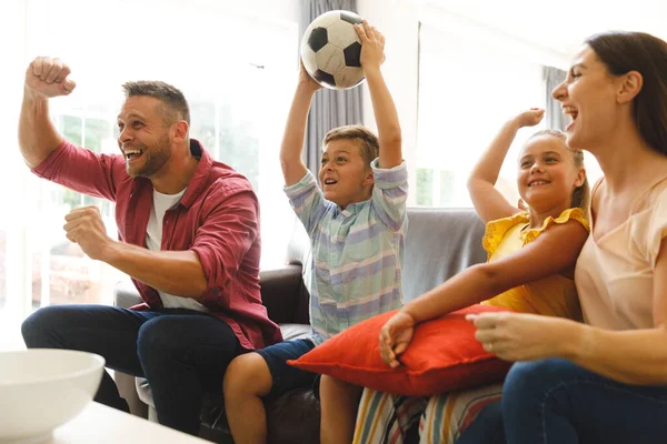 Spännande Kaukasiska Föräldrar Soffan Med Dotter Och Son Tittar Fotbollsmatch — Stockfoto