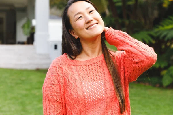 Portrét Šťastné Asijské Ženy Usmívající Zahradě Mimo Rodinu Doma Nosí — Stock fotografie