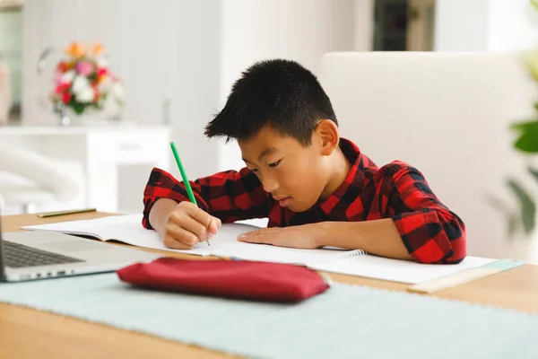 Ragazzo Asiatico Seduto Tavola Utilizzando Computer Portatile Durante Lezioni Online — Foto Stock