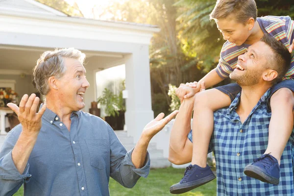 Ritratto Nonno Caucasico Sorridente Figlio Adulto Con Nipote Sulle Spalle — Foto Stock