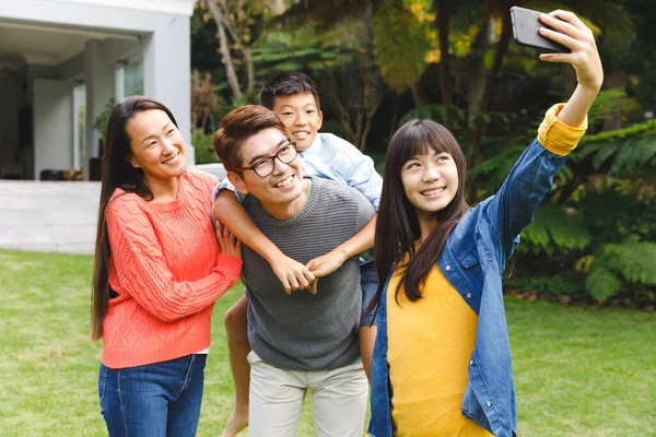 Felices Padres Asiáticos Hijo Hija Sonriendo Aire Libre Tomando Selfie —  Fotos de Stock