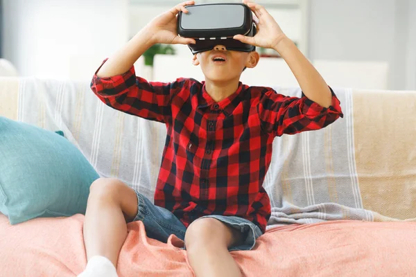 Sonriente Chico Asiático Sentado Sofá Uso Auriculares Tiempo Libre Infantil — Foto de Stock