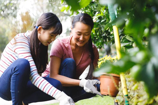 幸せなアジアの母親と娘の笑顔 手袋を着用し 庭で働く 家庭菜園での余暇 — ストック写真