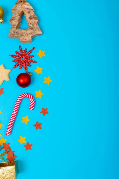 Samenstelling Van Kerstversieringen Met Snoepstokken Kopieer Ruimte Blauwe Achtergrond Kerstmis — Stockfoto
