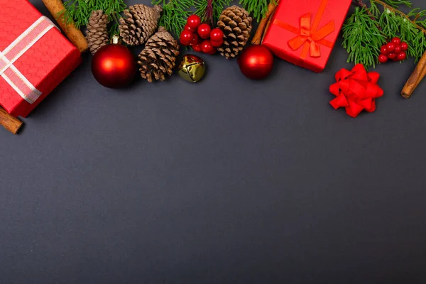 Kompozycja Świątecznych Dekoracji Bombkami Prezentami Przestrzenią Czarnym Tle Boże Narodzenie — Zdjęcie stockowe