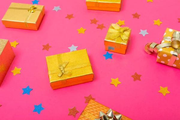 Samenstelling Van Kerstversieringen Met Cadeautjes Sterren Roze Achtergrond Kerstmis Traditie — Stockfoto