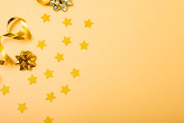 Komposition Von Weihnachtsdekorationen Mit Bändern Sternen Und Kopierraum Auf Gelbem — Stockfoto