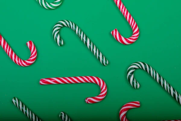 Composición Múltiples Bastones Caramelo Verdes Rojos Sobre Fondo Verde Navidad — Foto de Stock