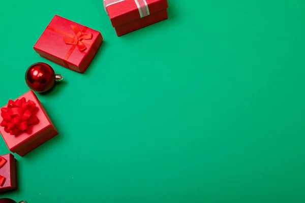 Sammansättning Presenter Med Grannlåt Och Kopiera Utrymme Grön Bakgrund Jul — Stockfoto