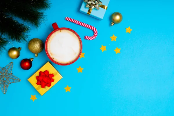 圣诞装饰品的构图 带有彩礼 杯子和蓝色背景的复制空间 圣诞节 传统和庆祝概念 — 图库照片
