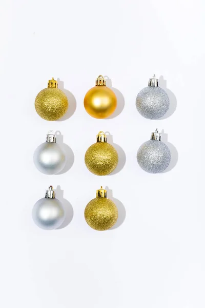 Samenstelling Van Drie Gouden Zilveren Kerstballen Witte Achtergrond Kerstmis Traditie — Stockfoto