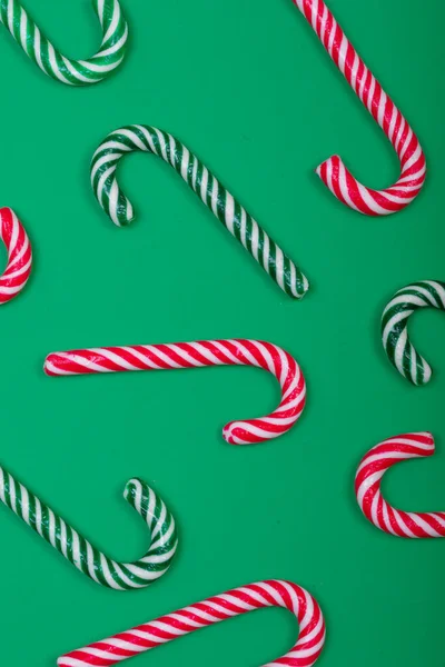 Composizione Più Bastoncini Caramelle Verdi Rosse Sfondo Verde Natale Tradizione — Foto Stock