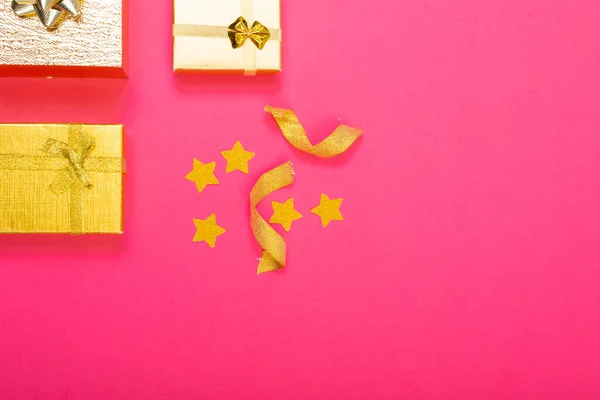 Composición Decoraciones Navideñas Con Regalos Espacio Copia Sobre Fondo Rosa — Foto de Stock