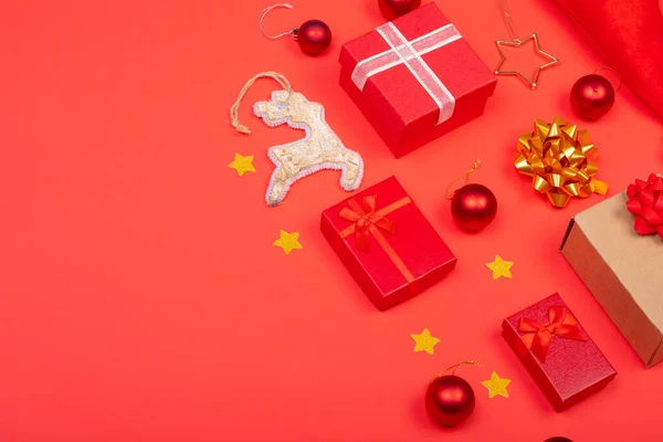 Σύνθεση Χριστουγεννιάτικων Διακοσμήσεων Μπιχλιμπίδια Δώρα Και Φωτοτυπίες Κόκκινο Φόντο Χριστούγεννα — Φωτογραφία Αρχείου