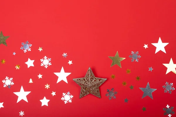 Kompozycja Świątecznych Dekoracji Gwiazdami Płatkami Śniegu Miejsca Ksero Czerwonym Tle — Zdjęcie stockowe