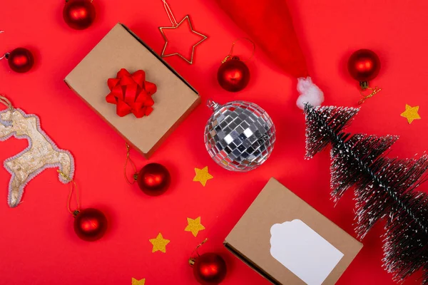 Σύνθεση Πολλαπλών Χριστουγεννιάτικων Διακοσμήσεων Μπιχλιμπίδια Και Δώρα Κόκκινο Φόντο Χριστούγεννα — Φωτογραφία Αρχείου