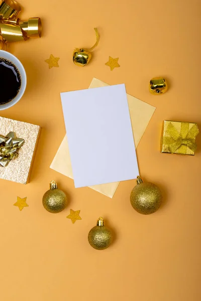 白色卡片的组成与复制空间和圣诞节装饰与咖啡的黄色背景 圣诞节 传统和庆祝概念 — 图库照片