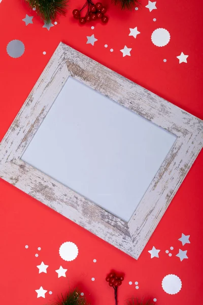 Samenstelling Van Witte Kaart Frame Met Kopieerruimte Kerstversieringen Rode Achtergrond — Stockfoto