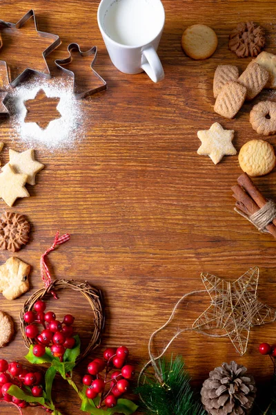 Composizione Decorazioni Natalizie Con Tazza Biscotti Natalizi Spazio Copia Sfondo — Foto Stock