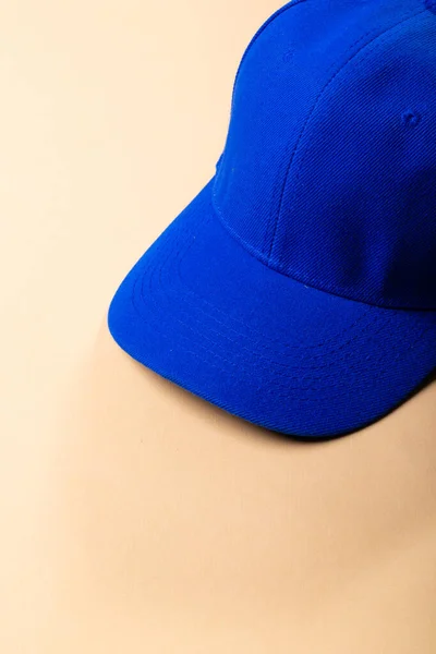 Σύνθεση Του Παραδοσιακού Κορυφώθηκε Μπλε Καπέλο Του Μπέιζμπολ Ανοιχτό Καφέ — Φωτογραφία Αρχείου