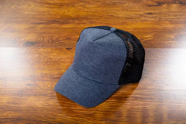 木製の背景にグレーと黒の野球帽のクローズアップの構成 ファッションとアクセサリーのコンセプト — ストック写真