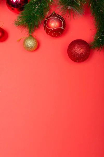 Composición Guirnalda Con Adornos Espacio Copia Sobre Fondo Rojo Navidad —  Fotos de Stock