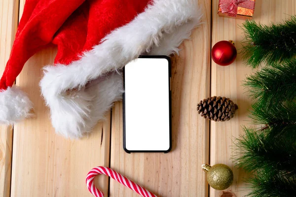 Skład Smartfona Przestrzenią Kopiowania Dekoracjami Świątecznymi Drewnianym Tle Boże Narodzenie — Zdjęcie stockowe