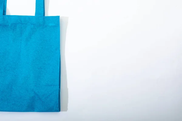 Composizione Della Shopping Bag Vuota Tela Blu Sdraiata Sfondo Bianco — Foto Stock