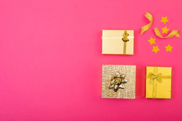 Composición Decoraciones Navideñas Con Regalos Espacio Copia Sobre Fondo Rosa — Foto de Stock