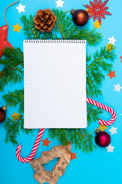 Skład Notatnika Przestrzenią Kopiowania Dekoracjami Świątecznymi Niebieskim Tle Boże Narodzenie — Zdjęcie stockowe