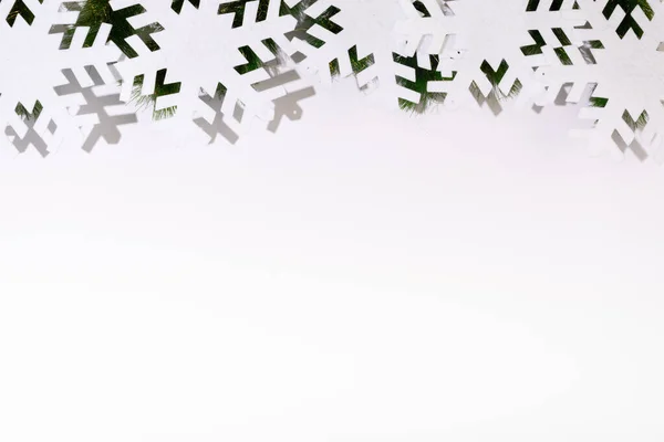 雪片と白い背景にスペースをコピーしたモミの木の枝の構成 クリスマス お祝いのコンセプト — ストック写真