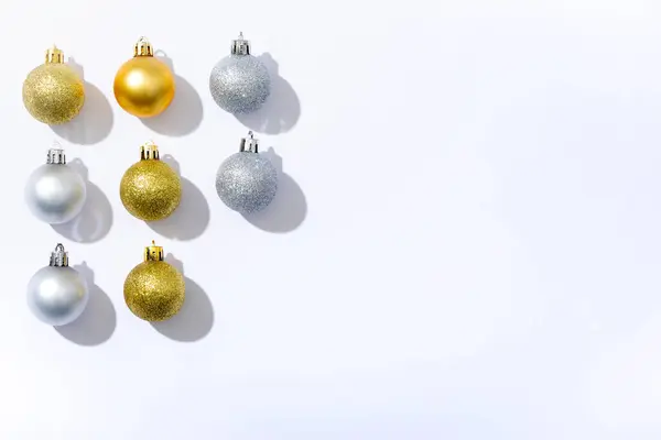 Composizione Palline Oro Argento Con Spazio Sfondo Bianco Natale Tradizione — Foto Stock