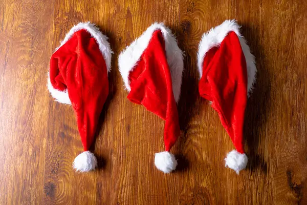 Composizione Cappelli Babbo Natale Spazio Copia Sfondo Legno Natale Tradizione — Foto Stock