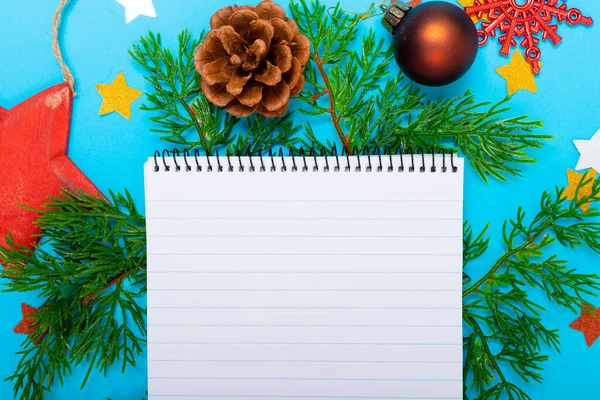 Komposition Von Notizbuch Mit Kopierraum Und Weihnachtsdekoration Auf Blauem Hintergrund — Stockfoto