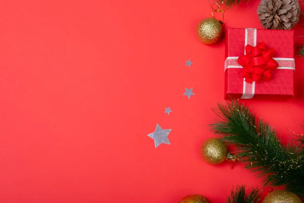 Kırmızı Arka Planda Mücevherlerle Süslenmiş Çelenk Hediyeler Kopya Alanı Noel — Stok fotoğraf