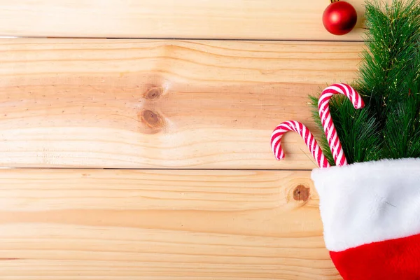 Samenstelling Van Kerstsok Met Dennenboom Snoepstokken Kopieerruimte Houten Ondergrond Kerstmis — Stockfoto