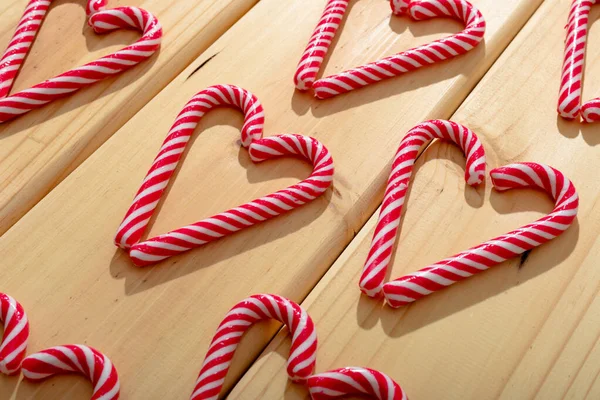 Ahşap Arka Planda Kalp Şeklinde Çoklu Baston Şekerler Noel Gelenek — Stok fotoğraf