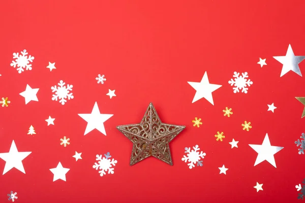 Složení Vánoční Výzdoby Hvězdami Sněhové Vločky Kopírovat Prostor Červeném Pozadí — Stock fotografie