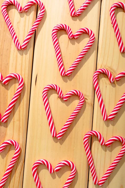 Composição Bastões Doces Múltiplos Forma Coração Fundo Madeira Natal Tradição — Fotografia de Stock