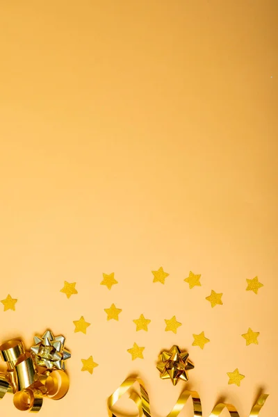 リボン 星と黄色の背景にスペースをコピーしてクリスマスの装飾の構成 クリスマス お祝いのコンセプト — ストック写真