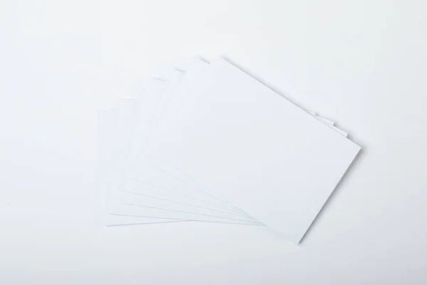 Composición Tarjetas Blancas Blanco Con Espacio Copia Sobre Fondo Blanco —  Fotos de Stock
