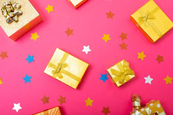 Composición Decoraciones Navideñas Con Regalos Estrellas Sobre Fondo Rosa Navidad — Foto de Stock