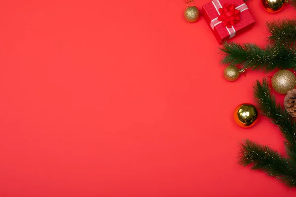 Mücevherlerle Süslenmiş Çelenk Hediyeler Kozalaklar Kırmızı Arkaplanda Kopyalama Alanı Noel — Stok fotoğraf