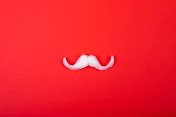 Composição Bigode Branco Papai Noel Com Espaço Cópia Fundo Vermelho — Fotografia de Stock