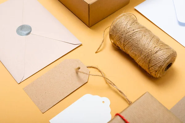 Composición Cajas Sobres Etiquetas Regalo Sobre Fondo Amarillo Navidad Regalos —  Fotos de Stock