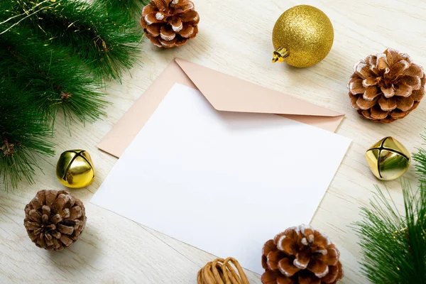 Composición Tarjeta Blanca Con Espacio Para Copias Sobres Decoraciones Navideñas — Foto de Stock