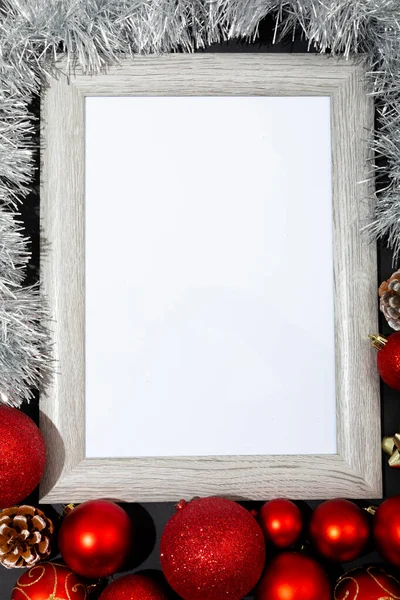 Samenstelling Van Witte Kaart Frame Met Kopieerruimte Kerstversieringen Zwarte Achtergrond — Stockfoto